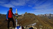 04 In vetta al Madonnino (2501 m) con i Diavoli e i Giganti sullo sfondo